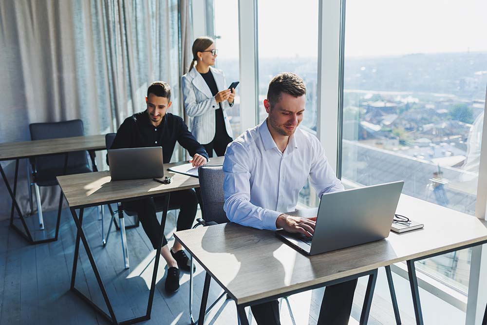 Uso de símbolos, slogans e cores de campanha em atos oficiais: riscos jurídicos